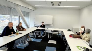 冬休みでにぎわう図書館・12月英語絵本の会